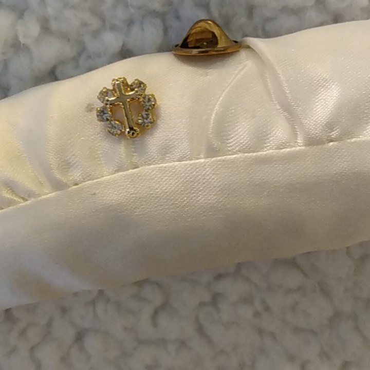Tee Tiny Cross Pin